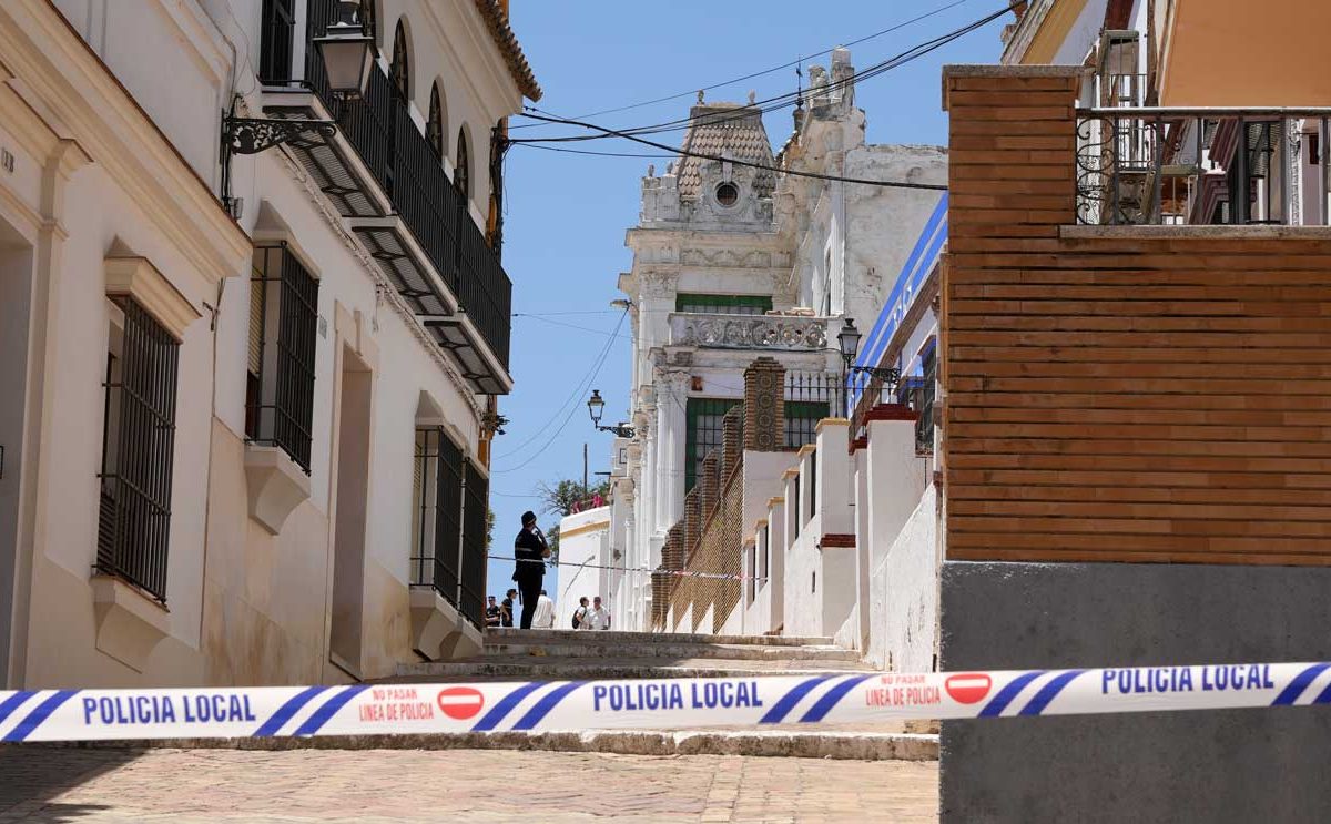 Cuesta del Águila acordonada durante el rescate de los cuerpos de los trabajadores fallecidos en la Casa Ibarra / Marina Ortiz
