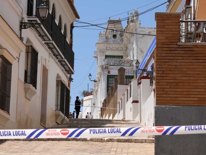 Cuesta del Águila acordonada durante el rescate de los cuerpos de los trabajadores fallecidos en la Casa Ibarra / Marina Ortiz