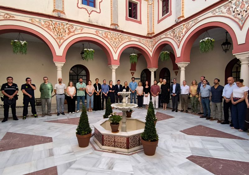 Minuto de silencio por la tragedia en la Casa Ibarra. - Ayuntamiento de Alcalá de Guadaíra