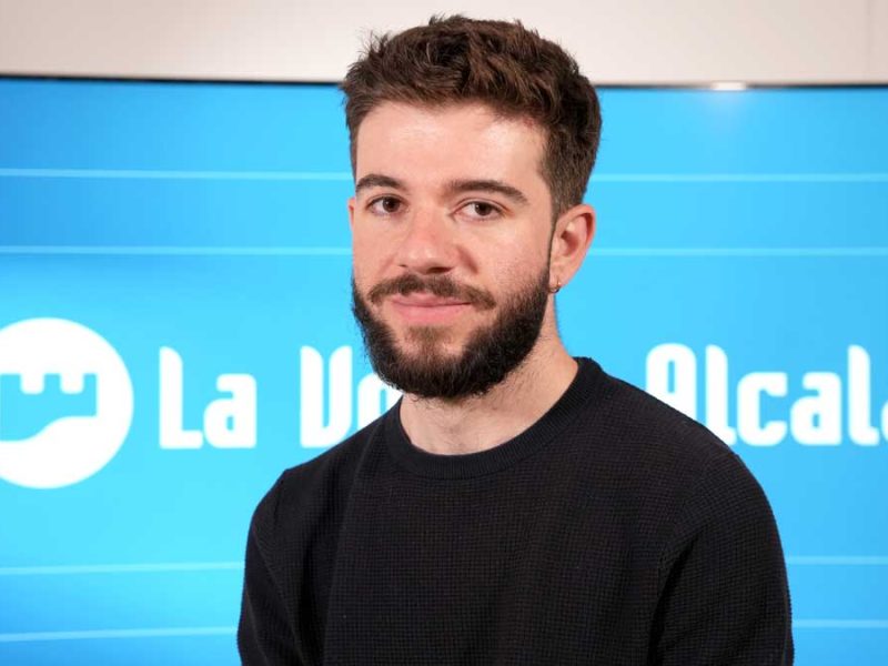 Pepe Domínguez durante la entrevista en La Voz de Alcalá
