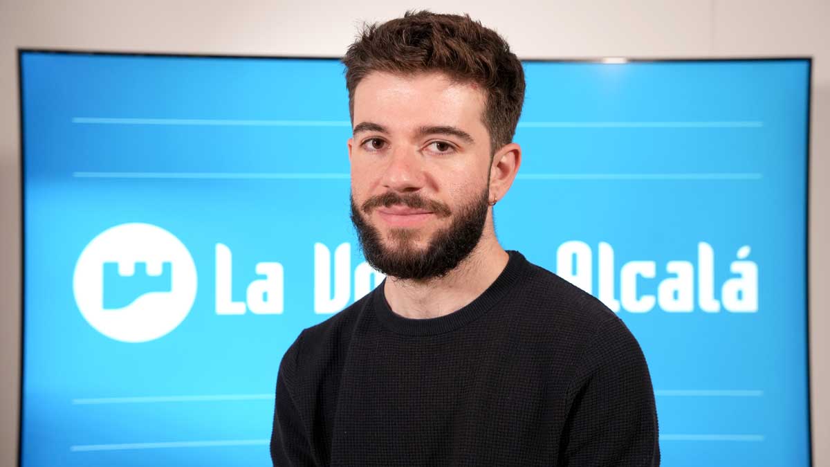 Pepe Domínguez durante la entrevista en La Voz de Alcalá