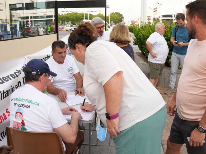 Recogida de firmas en la calle Silos Marina Ortiz