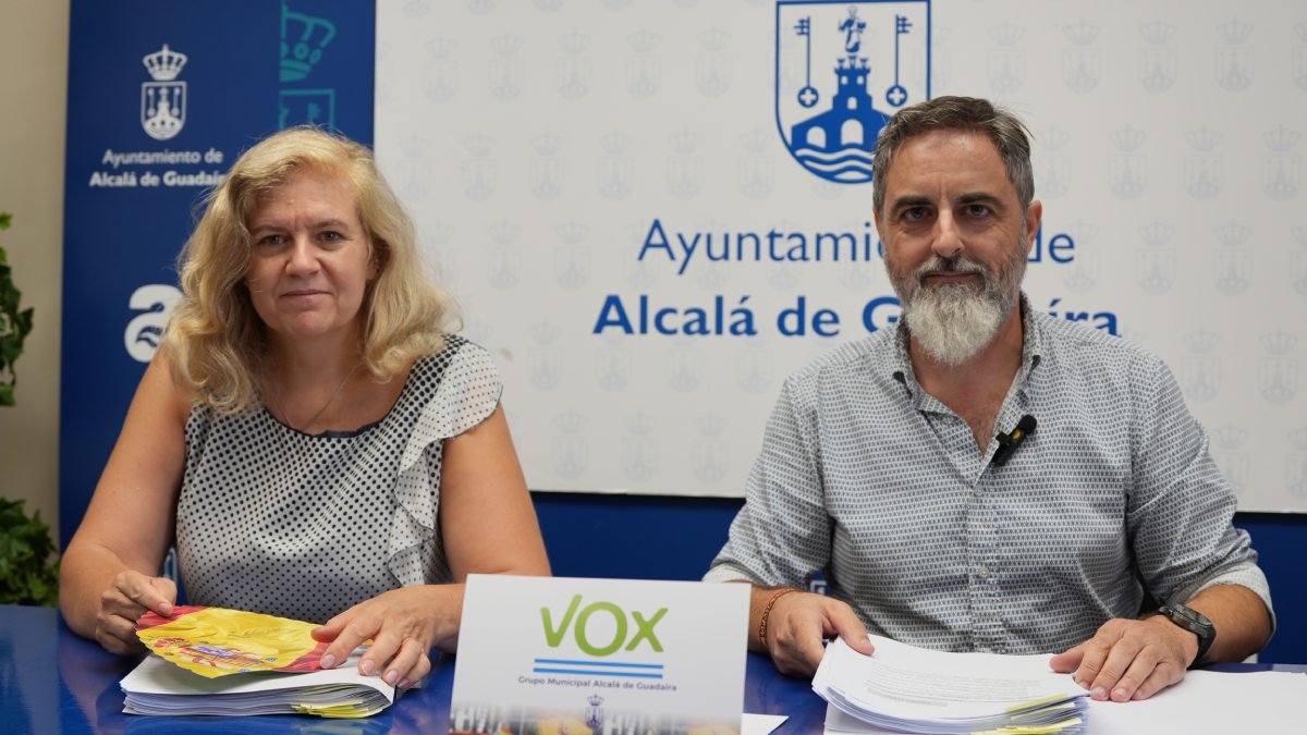 Carmen Loscertales y Pedro Navarro durante la valoraciones de la sesión plenaria de septiembre