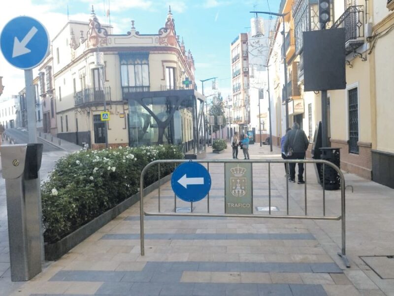 El tráfico se controla con vallas tradionales y no con las modernas pilonas instaladas en la remodelación. F.A.