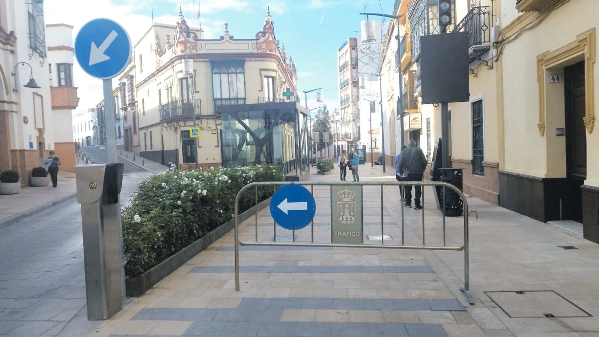 El tráfico se controla con vallas tradionales y no con las modernas pilonas instaladas en la remodelación. F.A.
