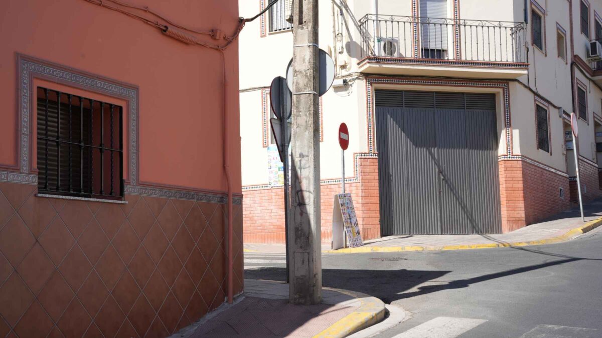 Poste en mitad de la acera