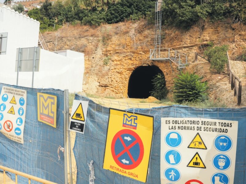 Vallado perimetral de la obra en el túnel del ferrocarril. Coral Gata