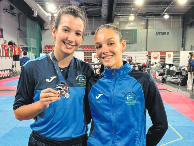 La joven taekwondista alcalareña, Amanda Jiménez, posando junto a la medalla de bronce