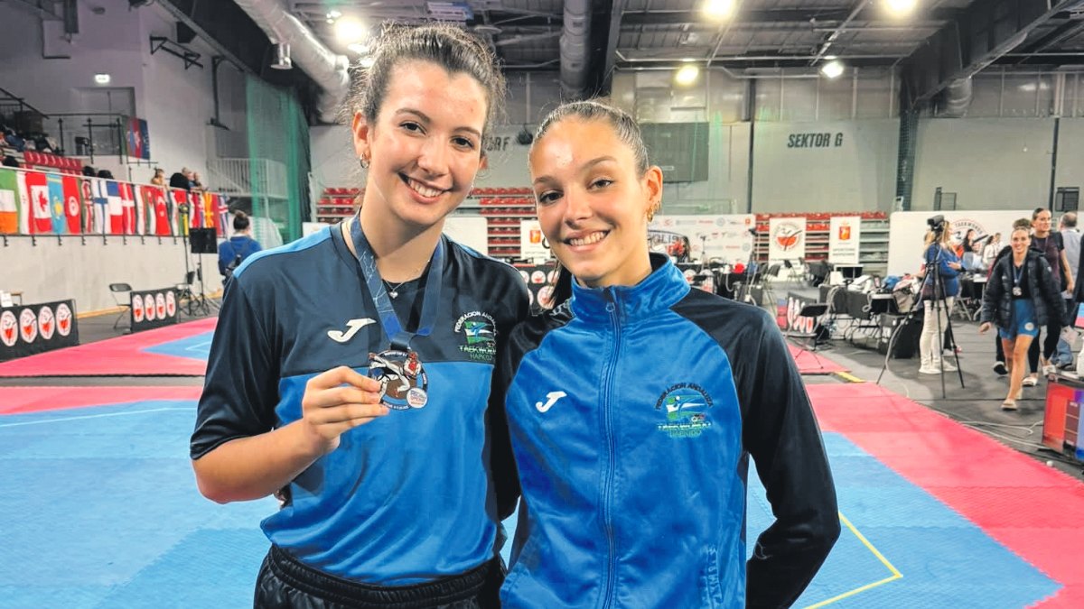 La joven taekwondista alcalareña, Amanda Jiménez, posando junto a la medalla de bronce