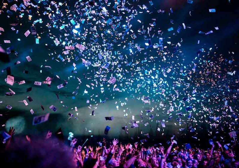 Confeti durante un concierto