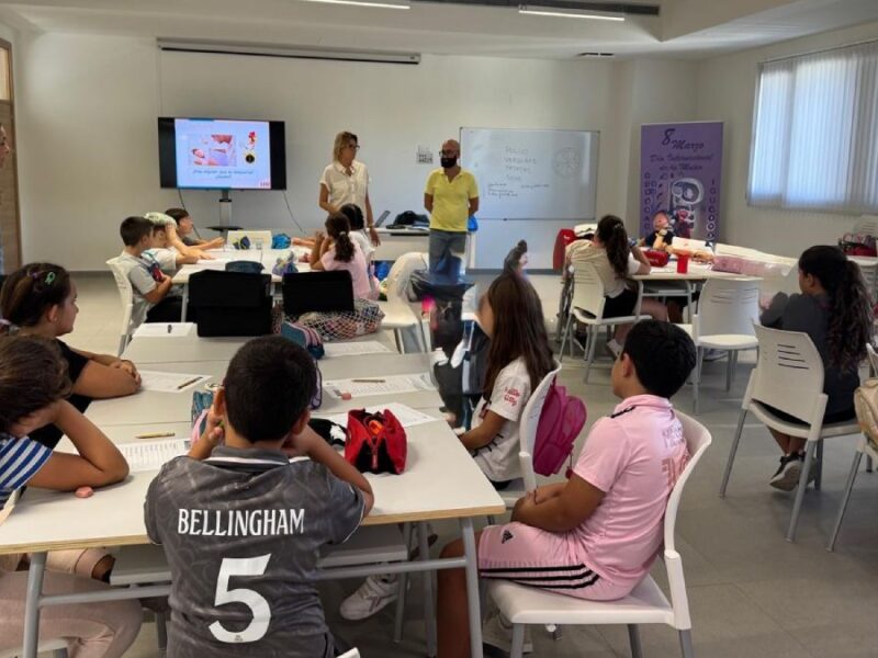 La delegada Abril Castillo en taller Aprendemos a colaborar