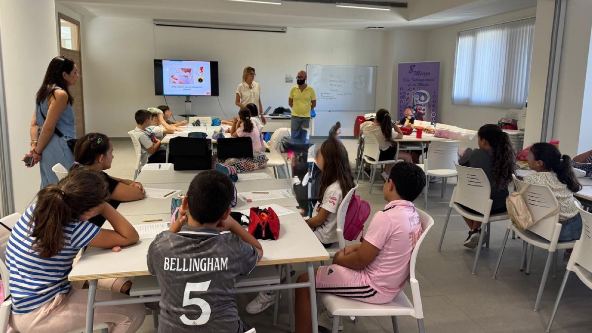 La delegada Abril Castillo en taller Aprendemos a colaborar