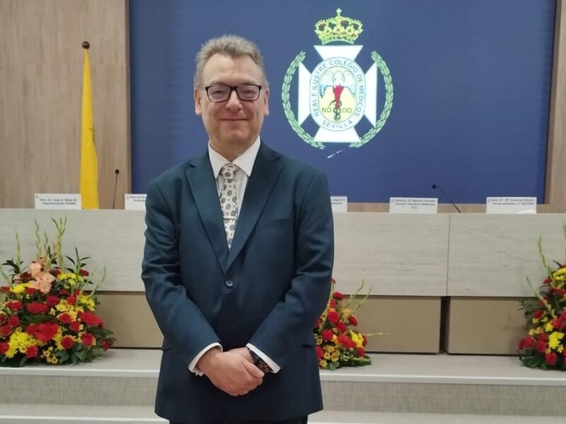 El médico José Manuel Araújo durante la entrega del reconocimiento. Cedida