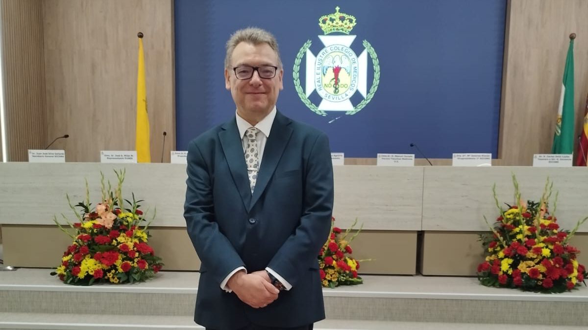El médico José Manuel Araújo durante la entrega del reconocimiento. Cedida