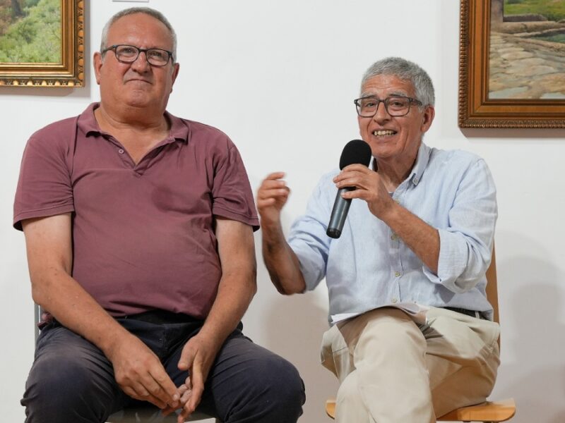 El panadero Antonio Ordoñez y el autor de la obra, Francisco López Pérez - Coral Gata
