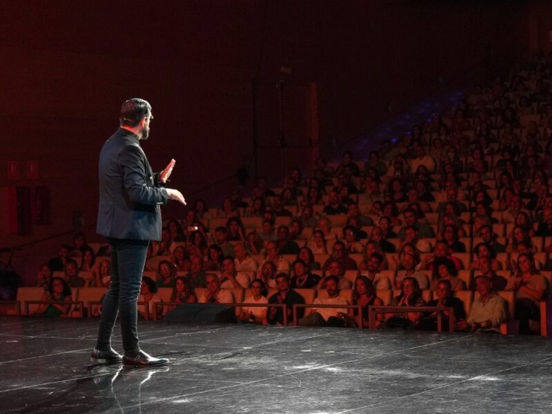 Manu Sánchez llenó el auditorio con su conferencia «No se acabó» - Coral Gata