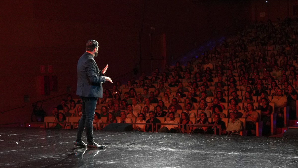 Manu Sánchez llenó el auditorio con su conferencia «No se acabó»