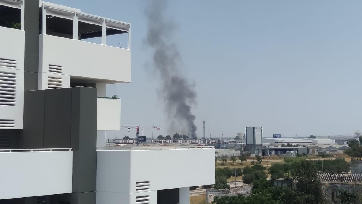 Vecinos de Sevilla denuncian quemas ilegales de residuos en el entorno Alcalá