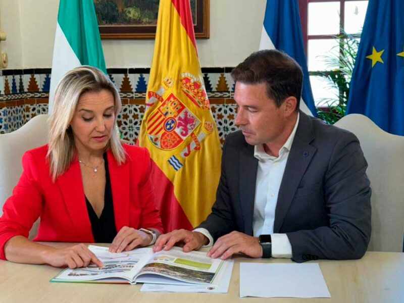 La alcaldesa de Alcalá, Ana Isabel Jiménez, junto al responsable de Planificación Estratégica, Jesús Mora - Ayuntamiento