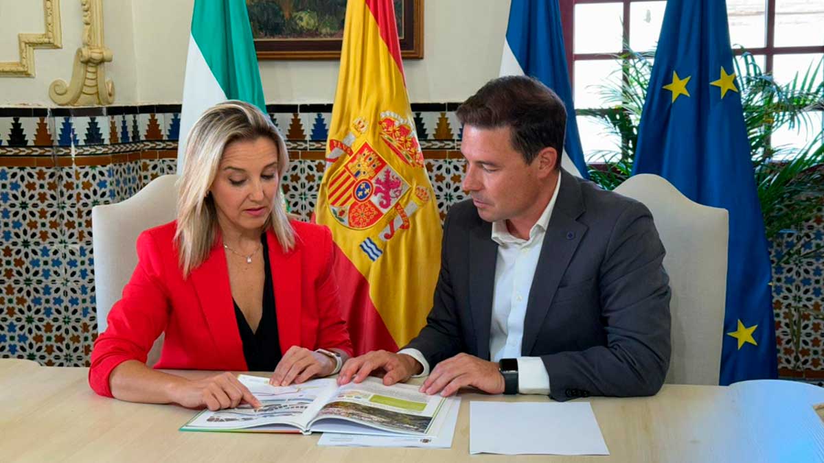 La alcaldesa de Alcalá, Ana Isabel Jiménez, junto al responsable de Planificación Estratégica, Jesús Mora - Ayuntamiento