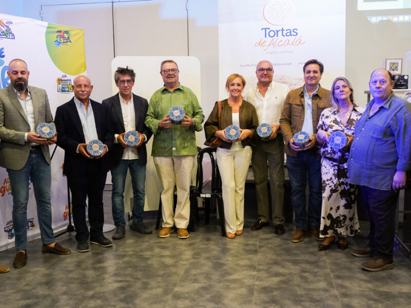 Los productores de Tortas de Alcalá presentan la nueva lata diseñada por Fernando Sánchez - Marina Ortiz