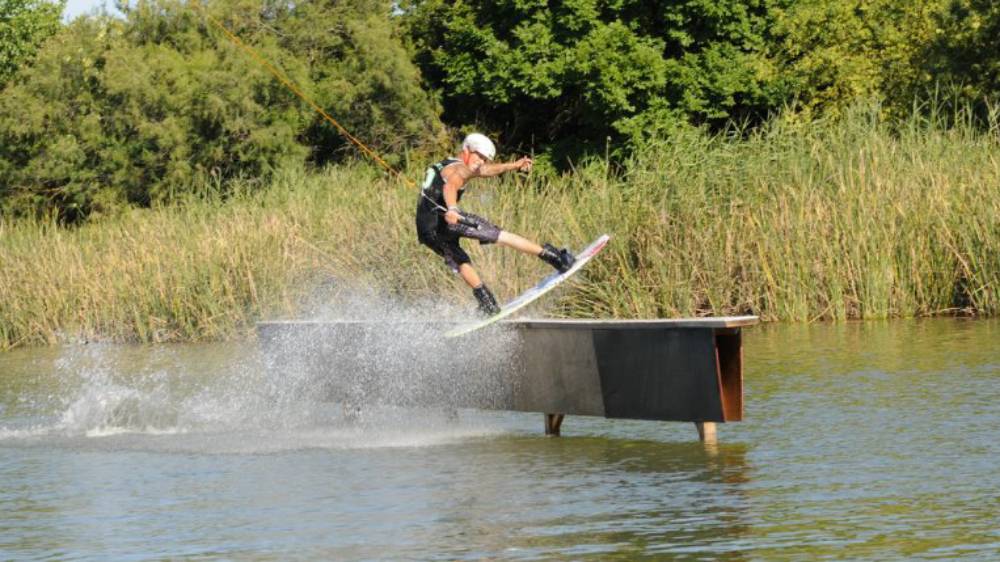 Double Wake reactiva un complejo de cable esquí con lago artificial en Alcalá
