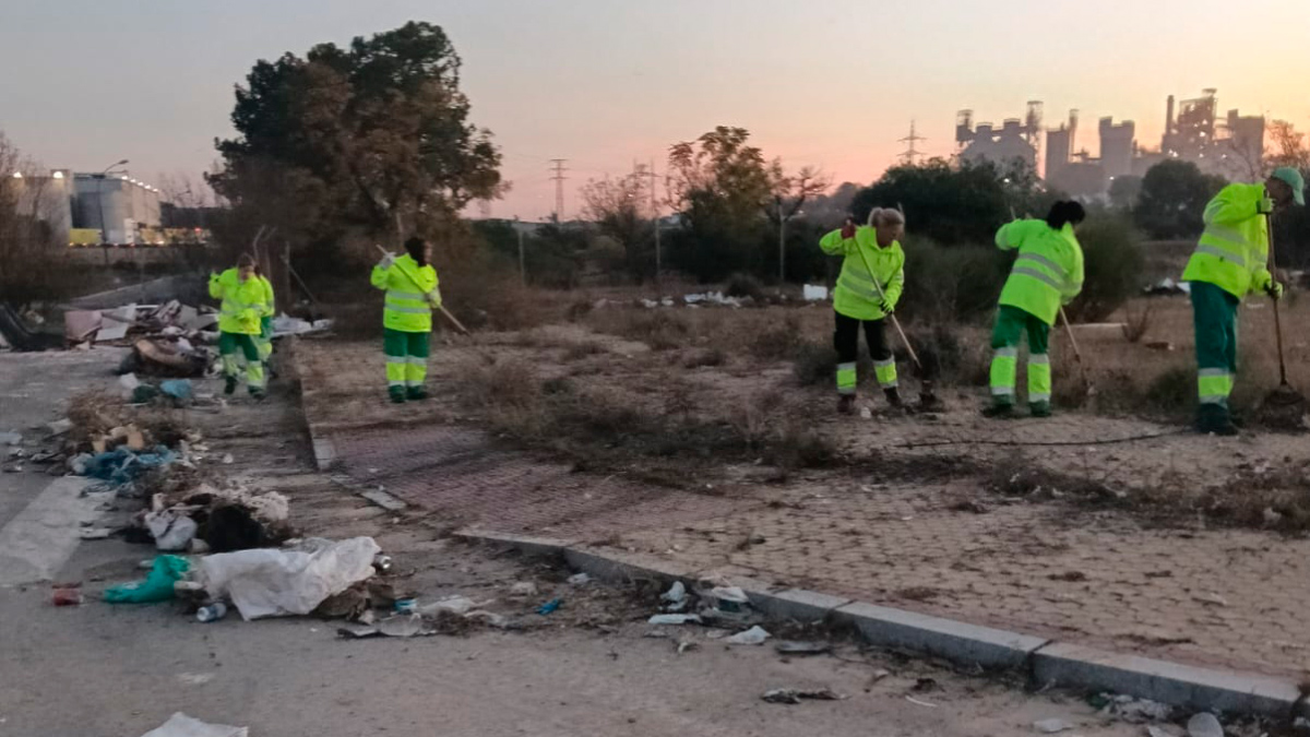Operarios de limpieza en los polígonos de Alcalá / Ayuntamiento