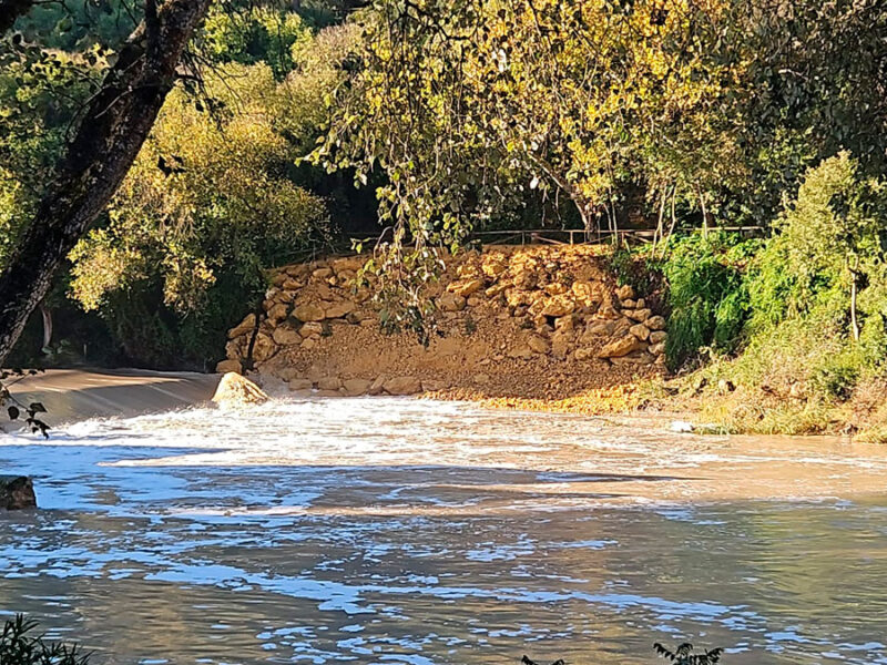 Obras del talud en el camino de Benarosa / Lva