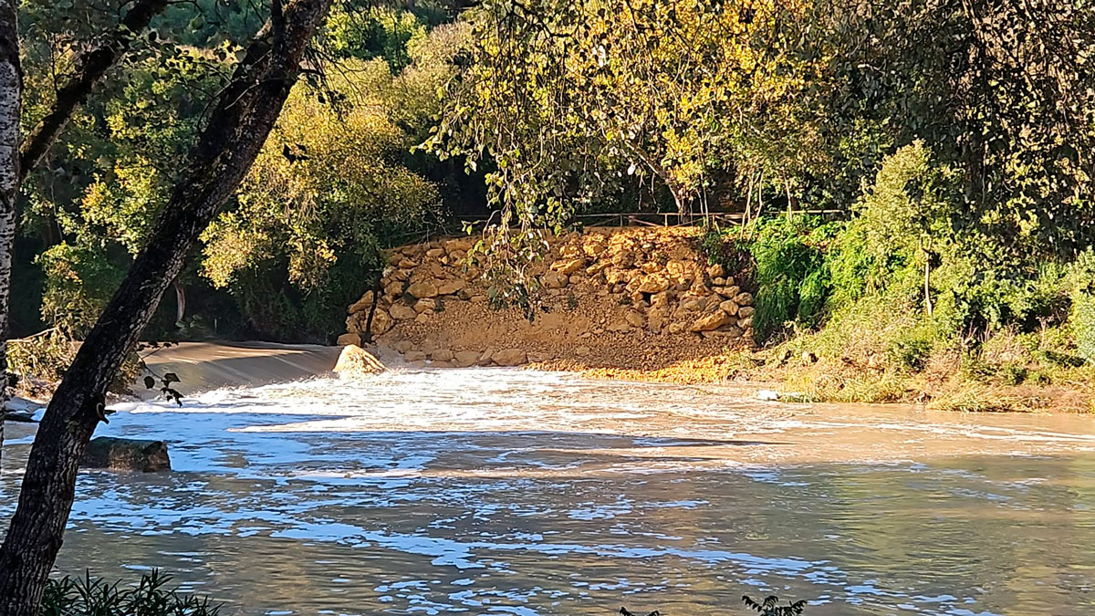 Obras del talud en el camino de Benarosa / Lva