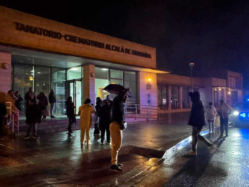 Familiares desalojados en la puerta del tanatorio / Lva