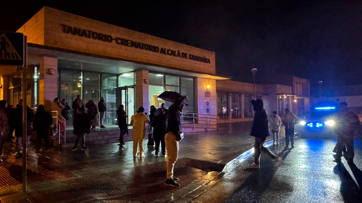 Familiares desalojados en la puerta del tanatorio / Lva