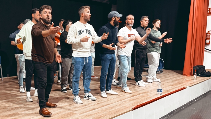 El coro de Juanma Moreno Gandul y la comparsa de Zamudio se presentan hoy en el Falla