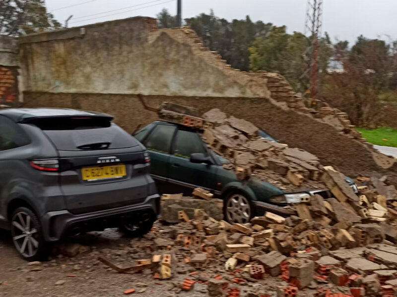 Coches dañados por la caída de un muro en Alcalá - Cedida