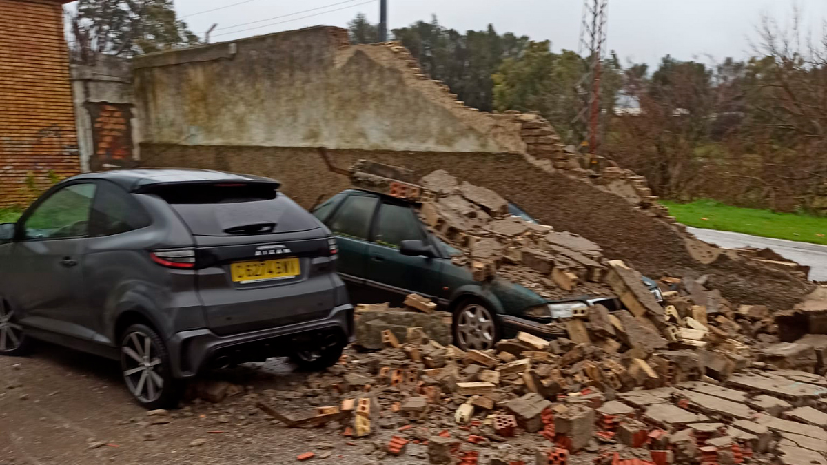 Coches dañados por la caída de un muro en Alcalá - Cedida