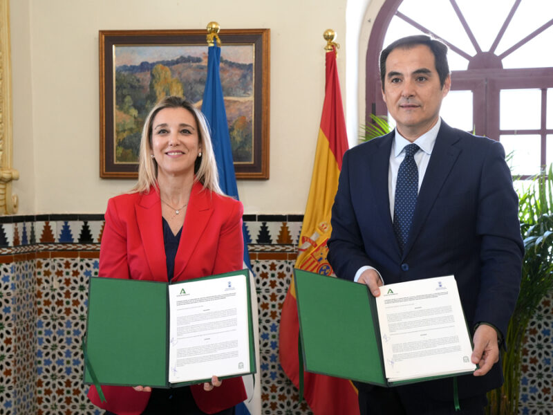 La alcaldesa Ana Isabel Jiménez y el consejero José Antonio Nieto han rubricado el convenio para el Palacio de Justicia - Coral Gata