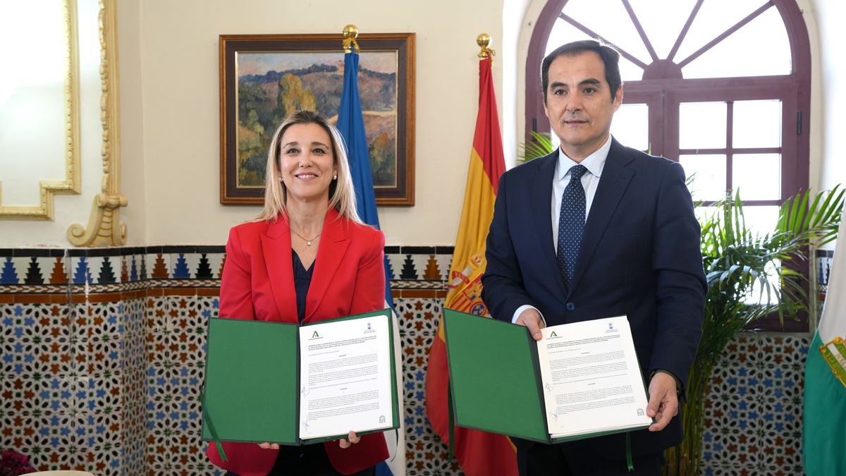 La alcaldesa Ana Isabel Jiménez y el consejero José Antonio Nieto han rubricado el convenio para el Palacio de Justicia - Coral Gata