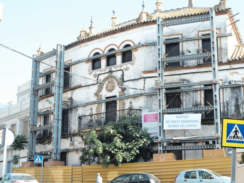 Antiguo cuartel de la Guardia Civil en el Derribo, un edificio histórico diseñado por el arquitecto regionalista Juan Talavera y Heredia. Lva