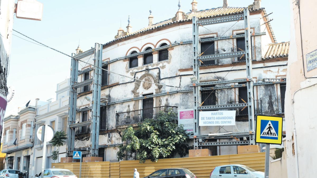 Antiguo cuartel de la Guardia Civil en el Derribo, un edificio histórico diseñado por el arquitecto regionalista Juan Talavera y Heredia. Lva