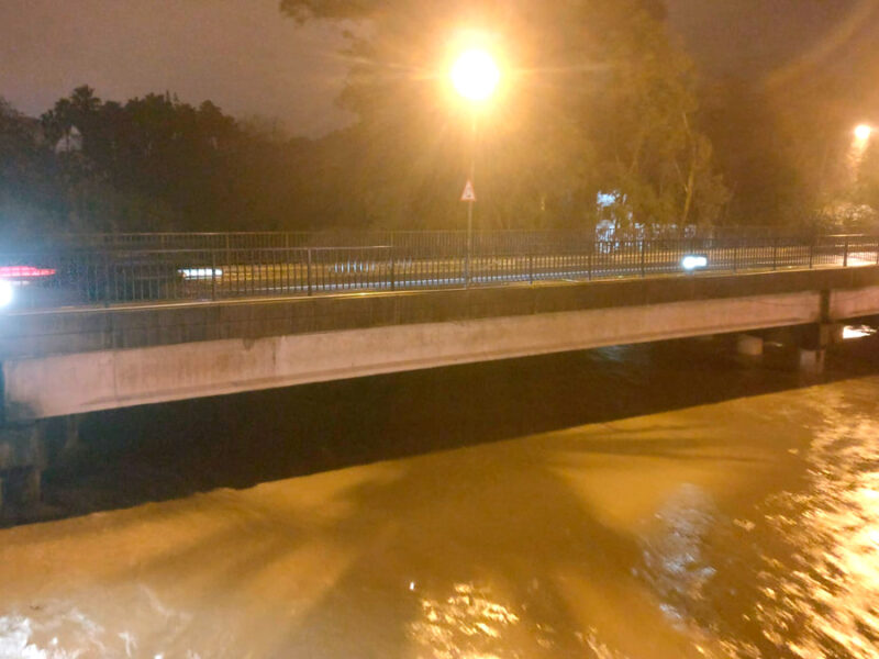 Crecida del río Guadaíra a su paso por el casco urbano
