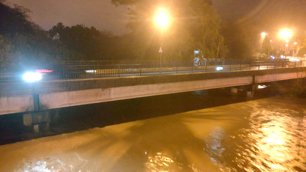 Crecida del río Guadaíra a su paso por el casco urbano