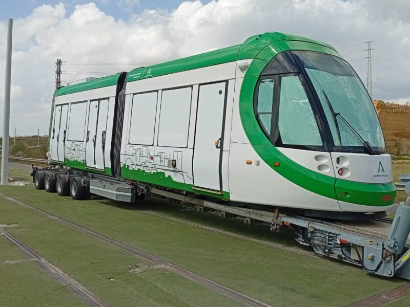 Un vagón del tranvía aparece en las obras de Alcalá durante la fase de electrificación