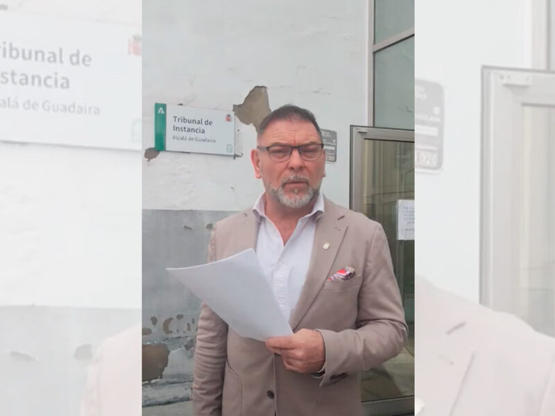 José Luis Roldán en la puerta del juzgado tras conocer el auto de apertura de juicio oral