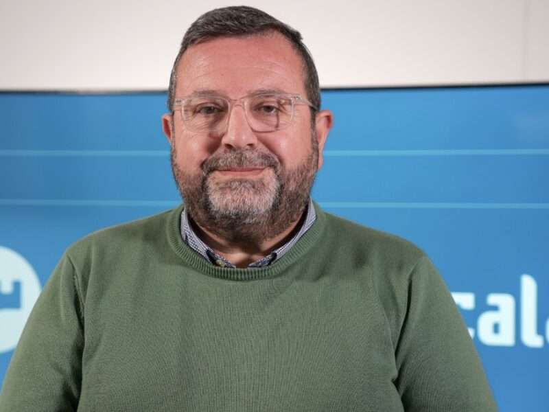 Manuel Jesús Gacía Sánchez en la redacción de La Voz de Alcalá - Coral Gata