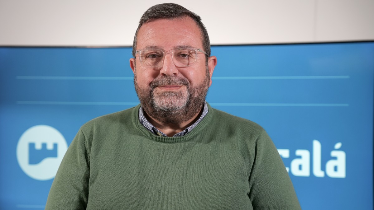 Manuel Jesús Gacía Sánchez en la redacción de La Voz de Alcalá - Coral Gata