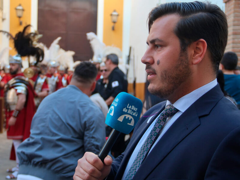 El periodista Alejandro Vela durante la retransmisión de la Semana Santa en La Voz de Alcalá - Alejandro Calderón