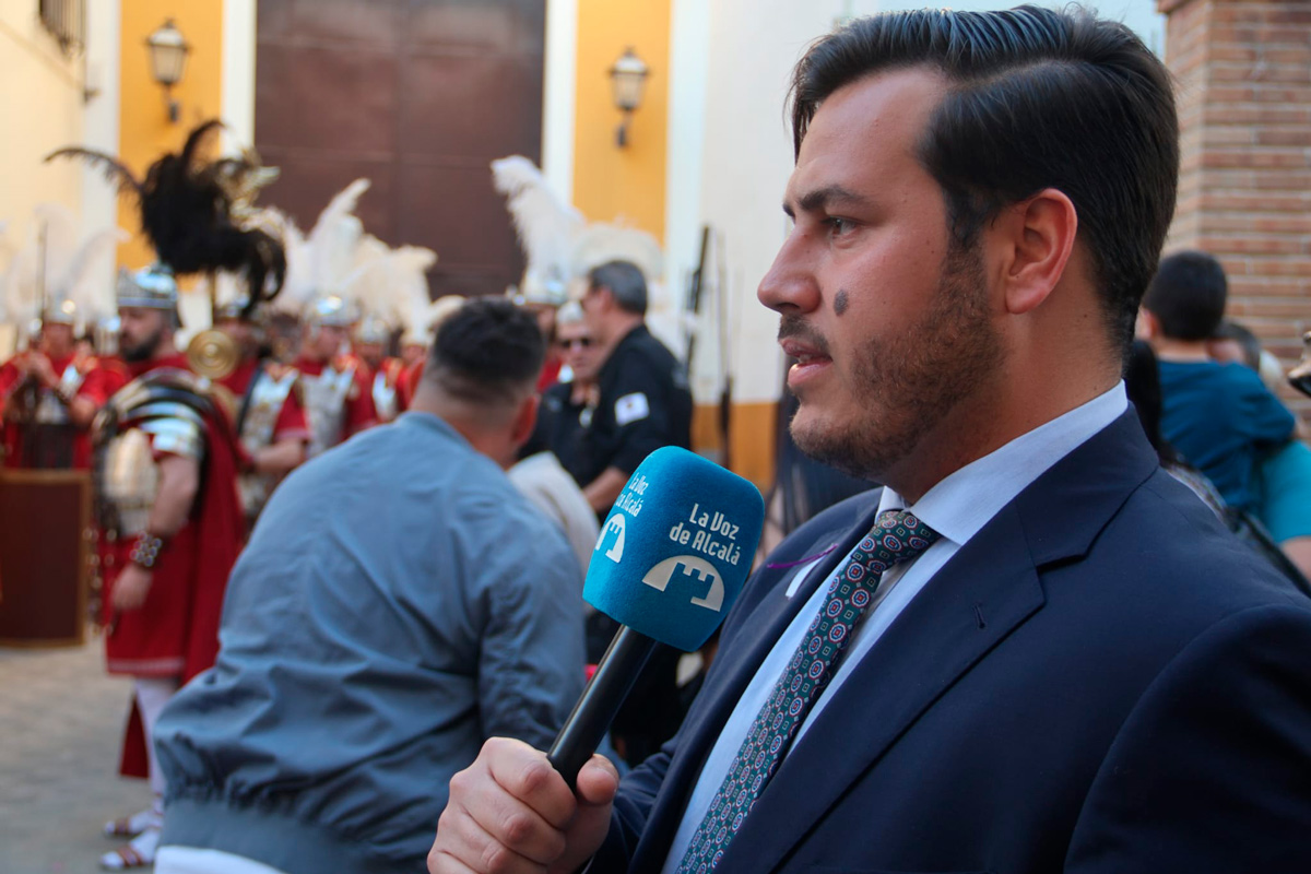 El periodista Alejandro Vela durante la retransmisión de la Semana Santa en La Voz de Alcalá - Alejandro Calderón