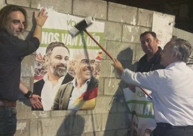 Tres concejales de Vox pegando carteles electorales en Alcalá / Vox