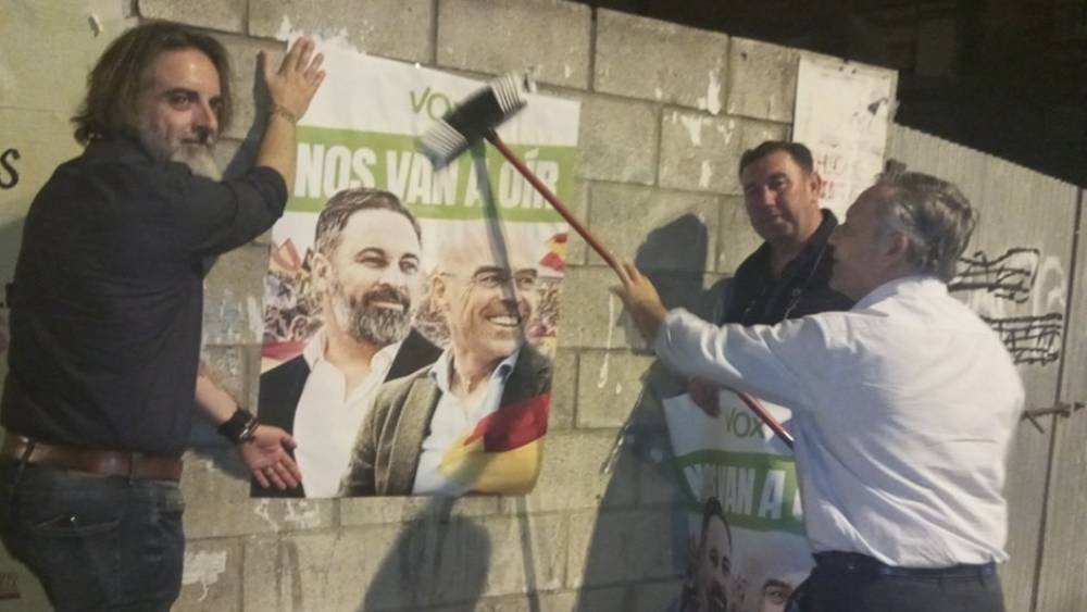 Tres concejales de Vox pegando carteles electorales en Alcalá / Vox