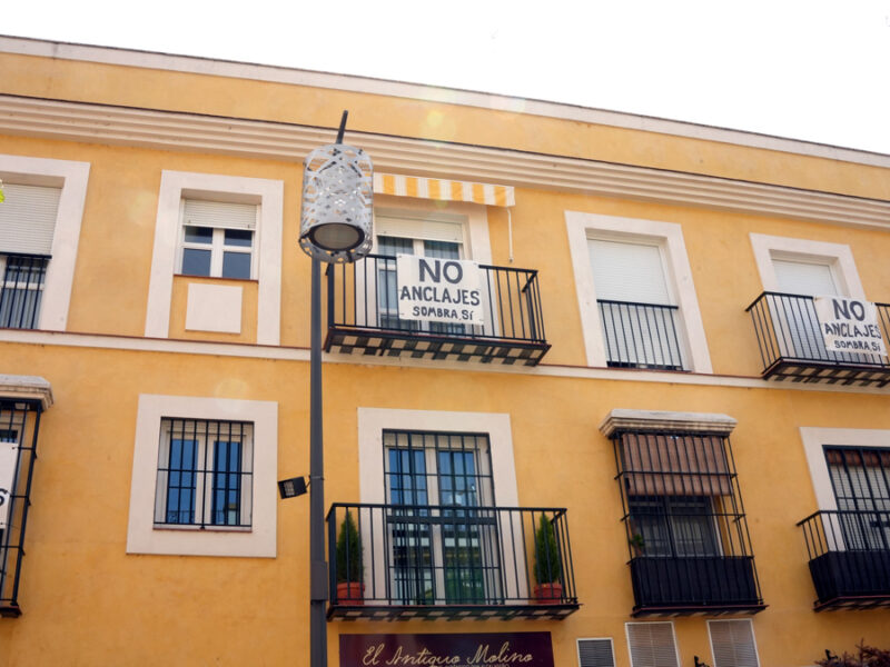 Pancartas en los balcones de La Mina rechazando la instalación de toldos anclados en las fachadas - Coral Gata