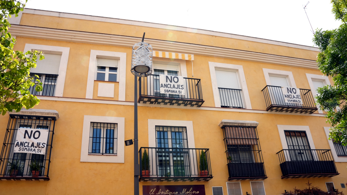 Pancartas en los balcones de La Mina rechazando la instalación de toldos anclados en las fachadas - Coral Gata